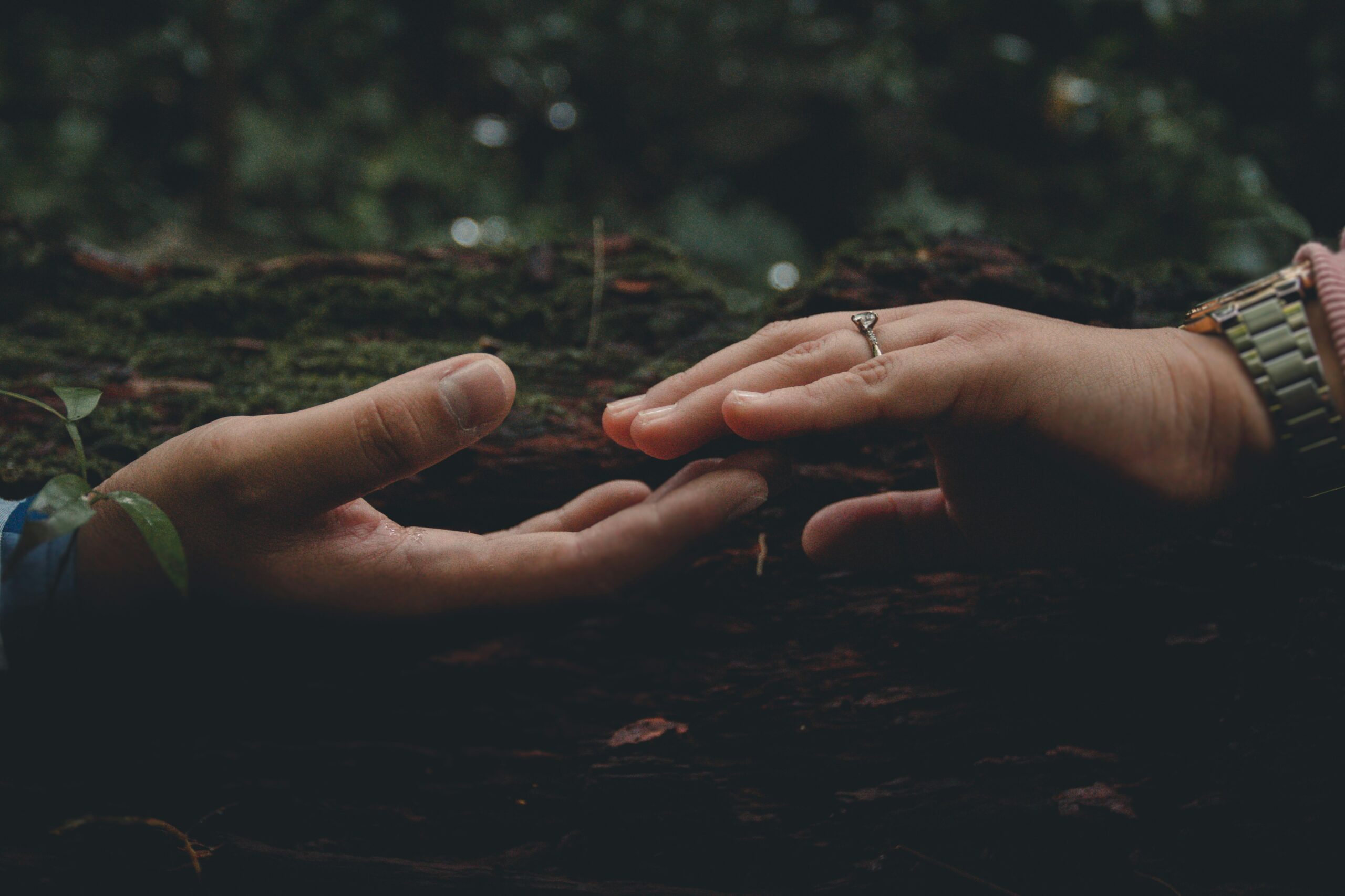 Cómo reconocer el apego disfrazado de amor y aprender a soltar sin culpa